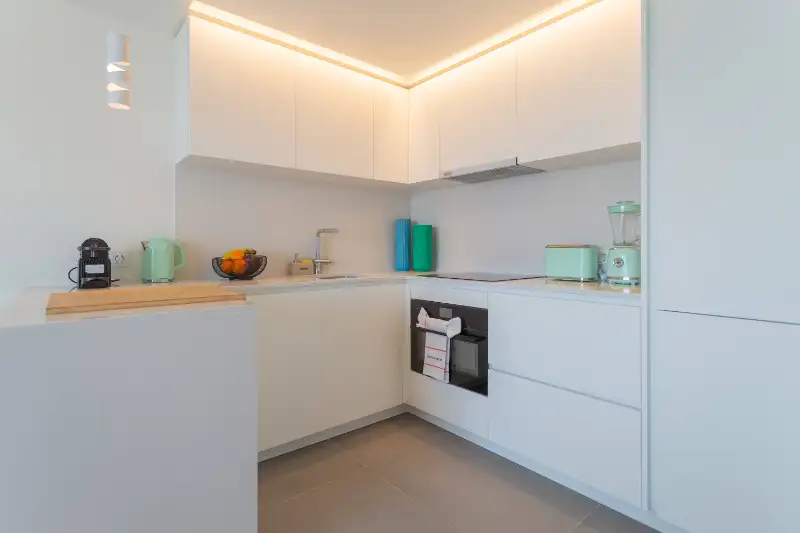 Fully equipped white kitchen with induction hob
