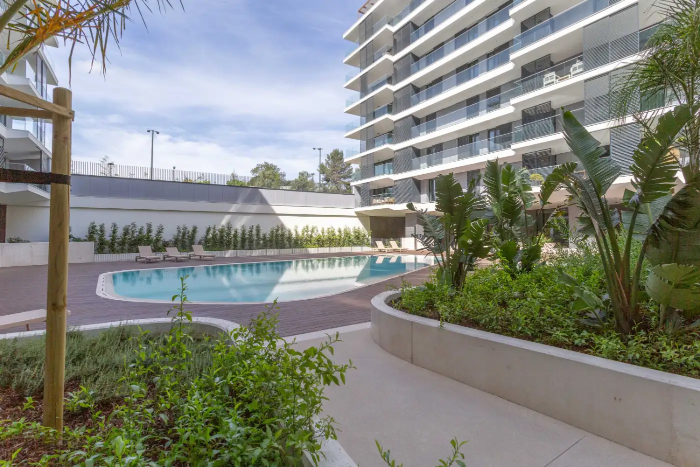 DUUO condominium pool, Entrecampos